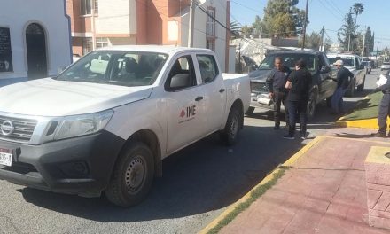 Chocan una camioneta del INE en Parras