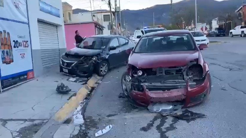 Par de accidentes en Saltillo dejan daños materiales