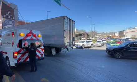 Motociclista intenta ganarle paso a un tráiler y termina accidentada al norte de Saltillo