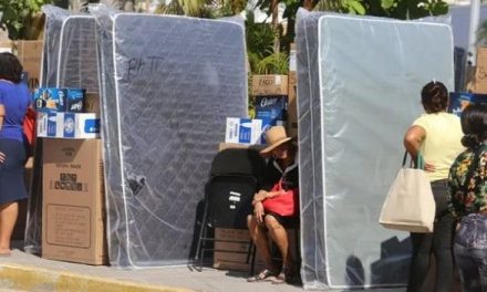 Damnificados en Acapulco venden los enseres que les entregó el Gobierno
