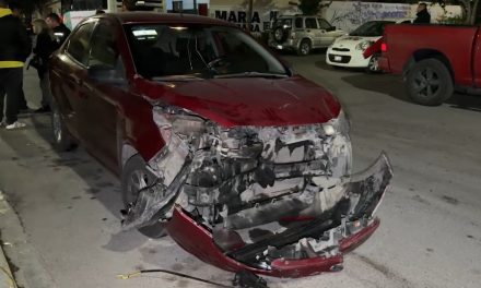 Deja cuantiosos daños tras choque por ignorar un alto obligatorio en Saltillo