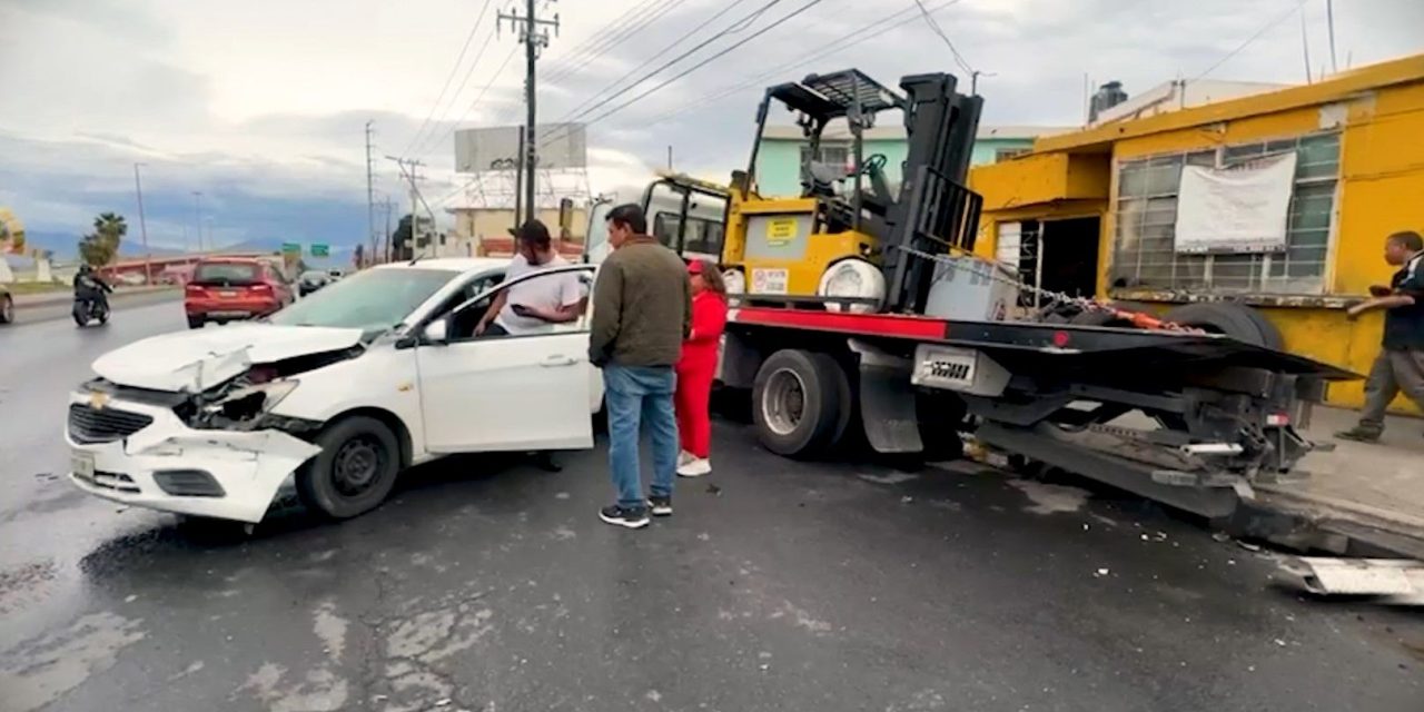 Hombre derrapa y se impacta contra grúa en Saltillo