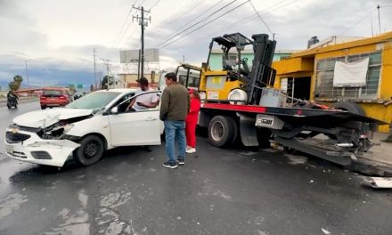 Hombre derrapa y se impacta contra grúa en Saltillo