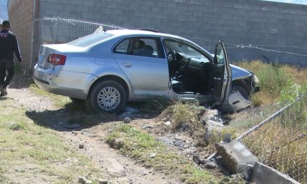 Mujer derriba malla ciclónica por conducir a exceso de velocidad en Saltillo