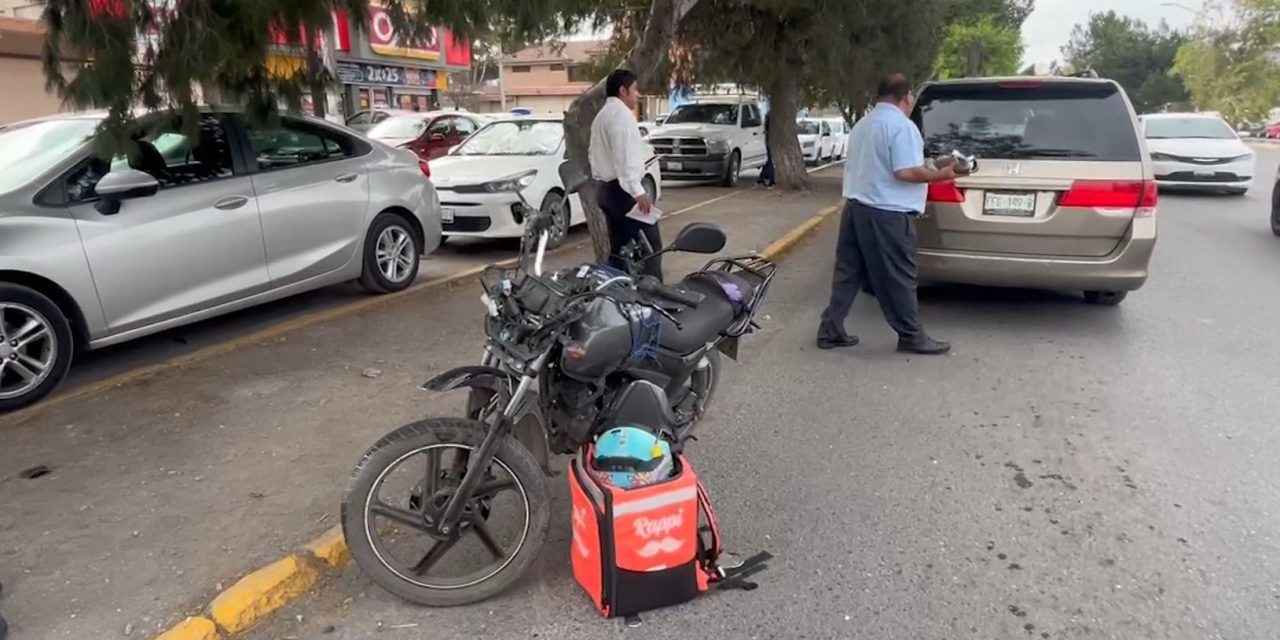 Conductor derriba a motociclista en Avenida Universidad