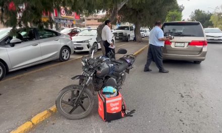 Conductor derriba a motociclista en Avenida Universidad