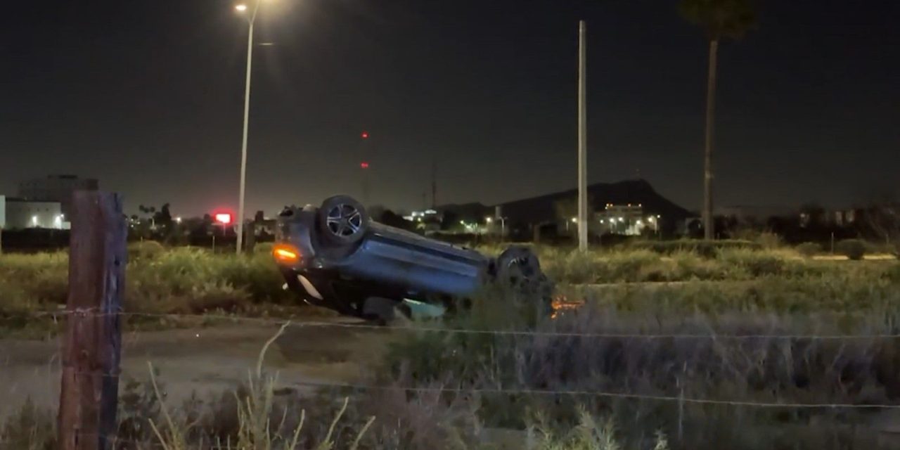 Destroza camioneta en volcadura al norte de Saltillo