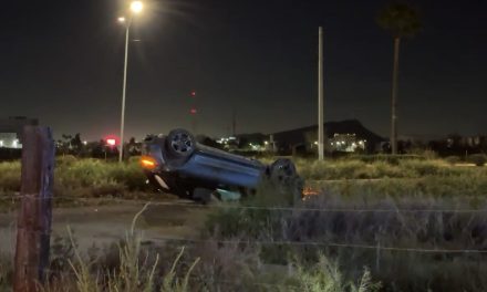 Destroza camioneta en volcadura al norte de Saltillo