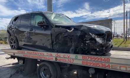 Destruye su camioneta de reciente modelo en la carretera Saltillo-Monterrey