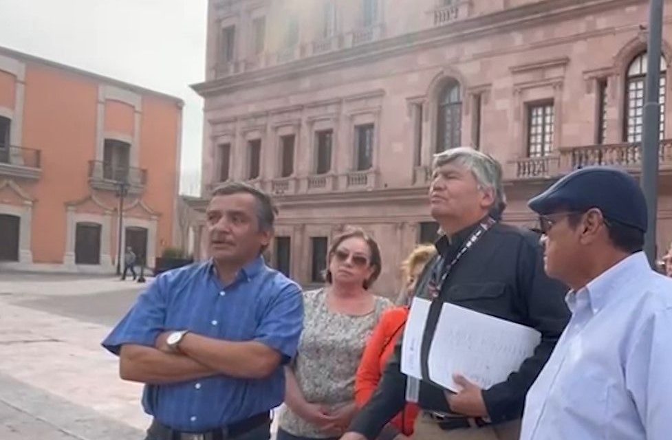 Extrabajadores de PEMEX exigen servicio médico en Saltillo
