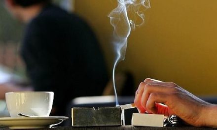 Tribunales federales reabren zona de fumadores en restaurantes