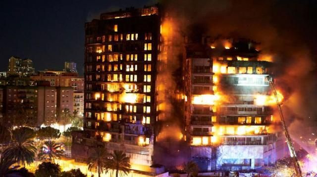 Suman 10 personas sin vida tras incendio en edificio de Valencia