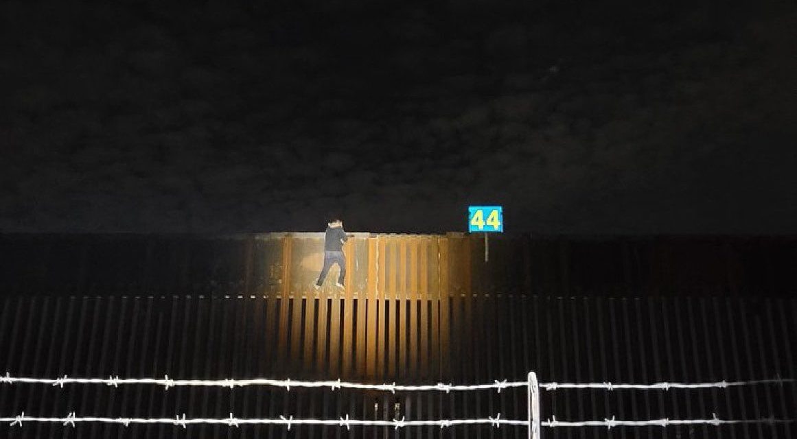 Migrante se atora en el muro al intentar cruzar a Estados Unidos