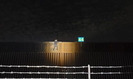 Migrante se atora en el muro al intentar cruzar a Estados Unidos
