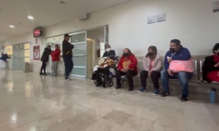 Pacientes bloquean entradas del ISSSTE por más de dos horas debido a la falta de servicio de hemodiálisis por falta de agua