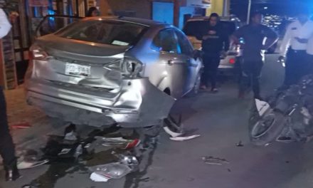 Motociclista pierde el control tras un bordo y se estrella contra auto estacionado en Saltillo