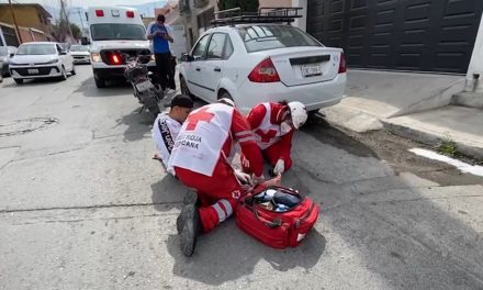 Pierde visibilidad y derriba a motociclista en Saltillo