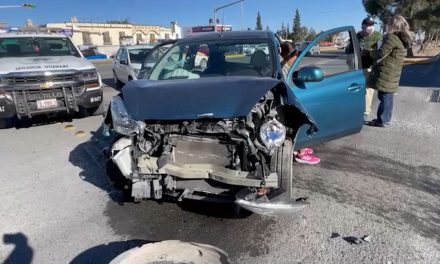 Mujer ignora luz roja en el semáforo y provoca accidente en Saltillo