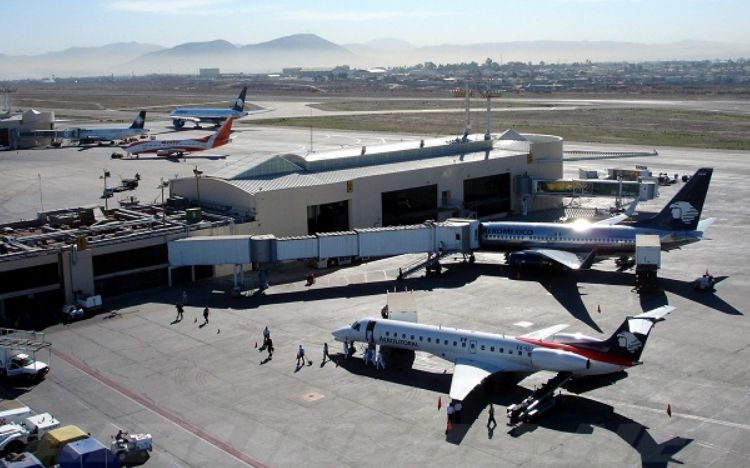Suspenden operaciones en el Aeropuerto de Puebla tras caida de ceniza del volcán Popocatépetl