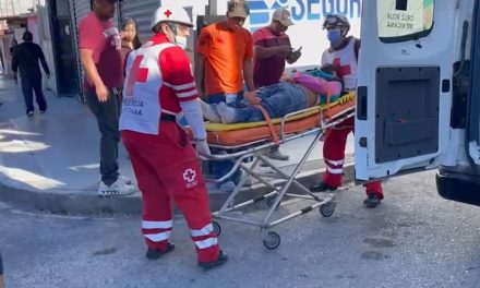 Hombre queda al borde de la muerte tras recibir descarga eléctrica y caer de 5 metros de altura