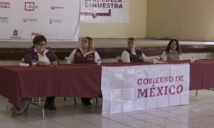 Reciben tarjetas del programa ‘La Escuela es Nuestra’ en Arteaga