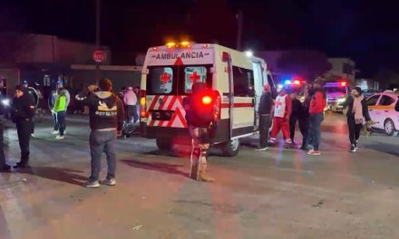 Taxi choca contra moto en Saltillo y ‘mirones’ desataron una riña