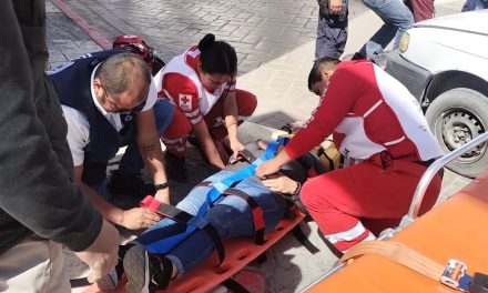 Taxista se pasa el rojo y atropella a una motociclista en Parras
