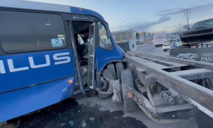 Transporte de personal dormita y ocasiona accidente en Ramos Arizpe dejando personas heridas