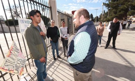 Piden saltillenses a manifestantes liberar V. Carranza; autoridades de la UAdeC instalan mesa de diálogo