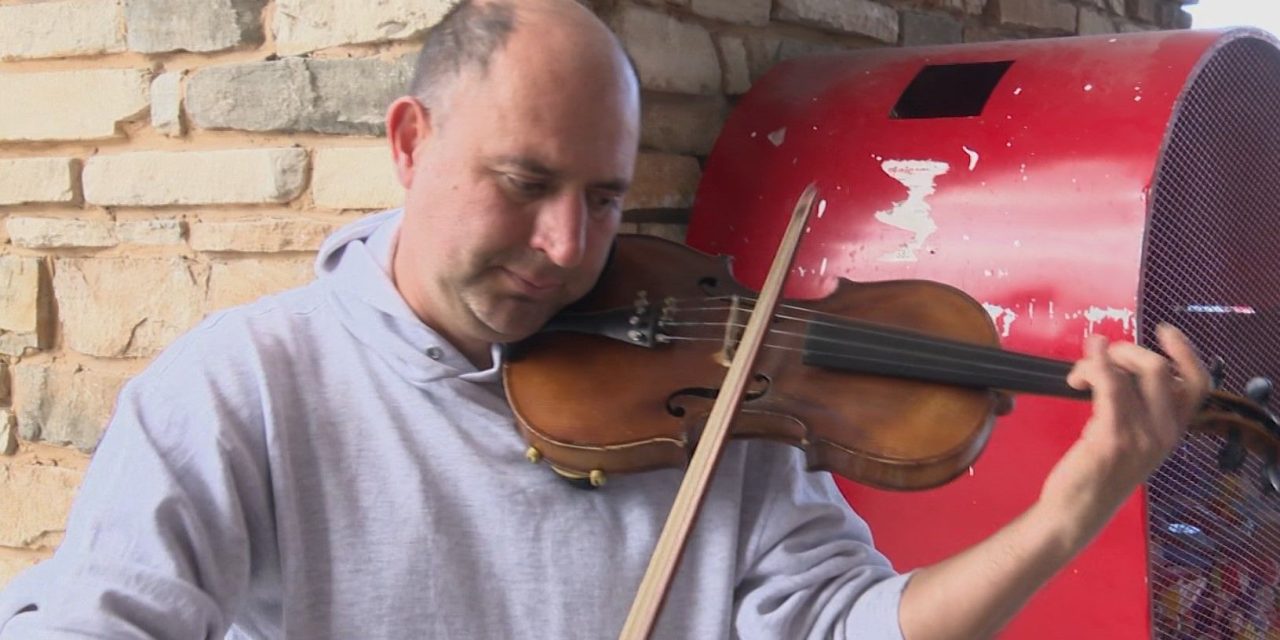 Violinista ofrece mini conciertos en centro comercial de Saltillo