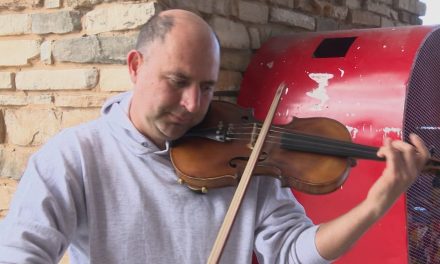 Violinista ofrece mini conciertos en centro comercial de Saltillo
