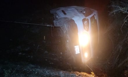 Vuelca camioneta con medicamentos del IMSS que se dirigía a Parras