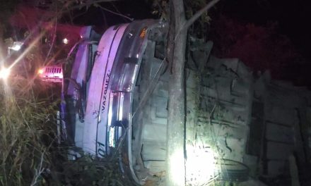 Volcadura de autobús en Amacueca, Jalisco, deja 17 personas lesionadas