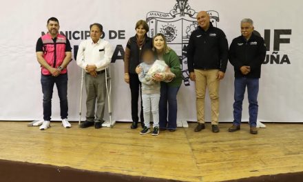Entrega DIF Acuña despensas a estudiantes
