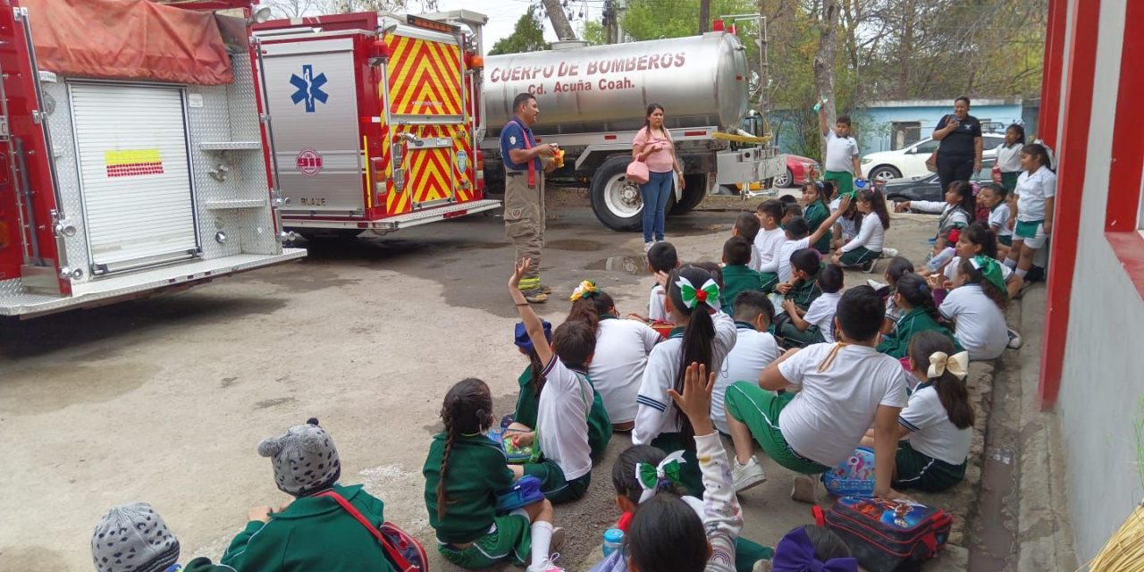 Reciben a niños en base de Bomberos