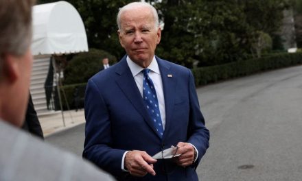 Biden busca respaldo de latinos con cambios en su equipo de trabajo