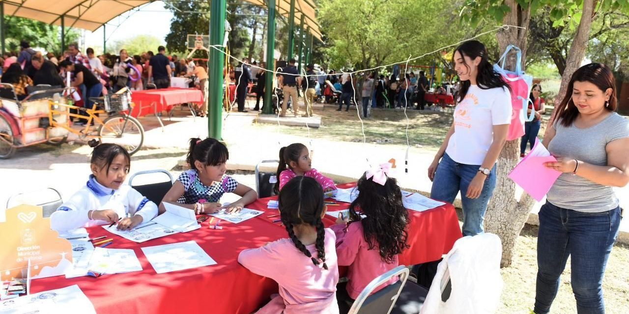Instruyen a menores de edad para observar el eclipse sin riesgos en Torreón