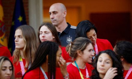 Un piquito: aficionados increpan a jugadoras de la selección española
