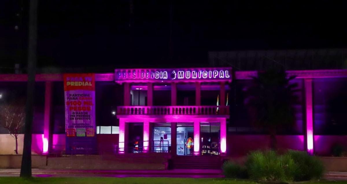8M: Iluminan de morado la Presidencia de Saltillo