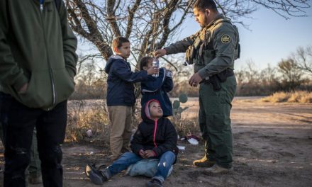 Corte Suprema de Estados Unidos pausa ley antimigrante de Texas