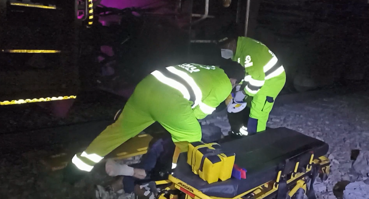 Tren le cercena un pie, caminaba por en medio de las vías