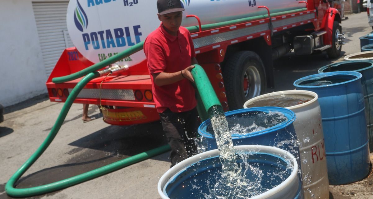 En México, más de un millón de viviendas dependen de pipas para abastecerse de agua potable