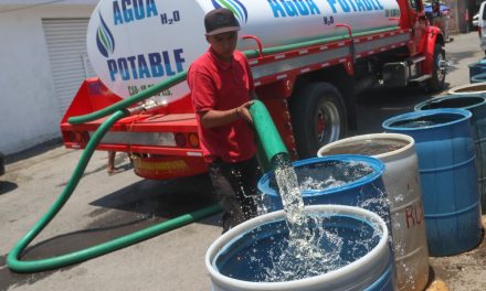En México, más de un millón de viviendas dependen de pipas para abastecerse de agua potable