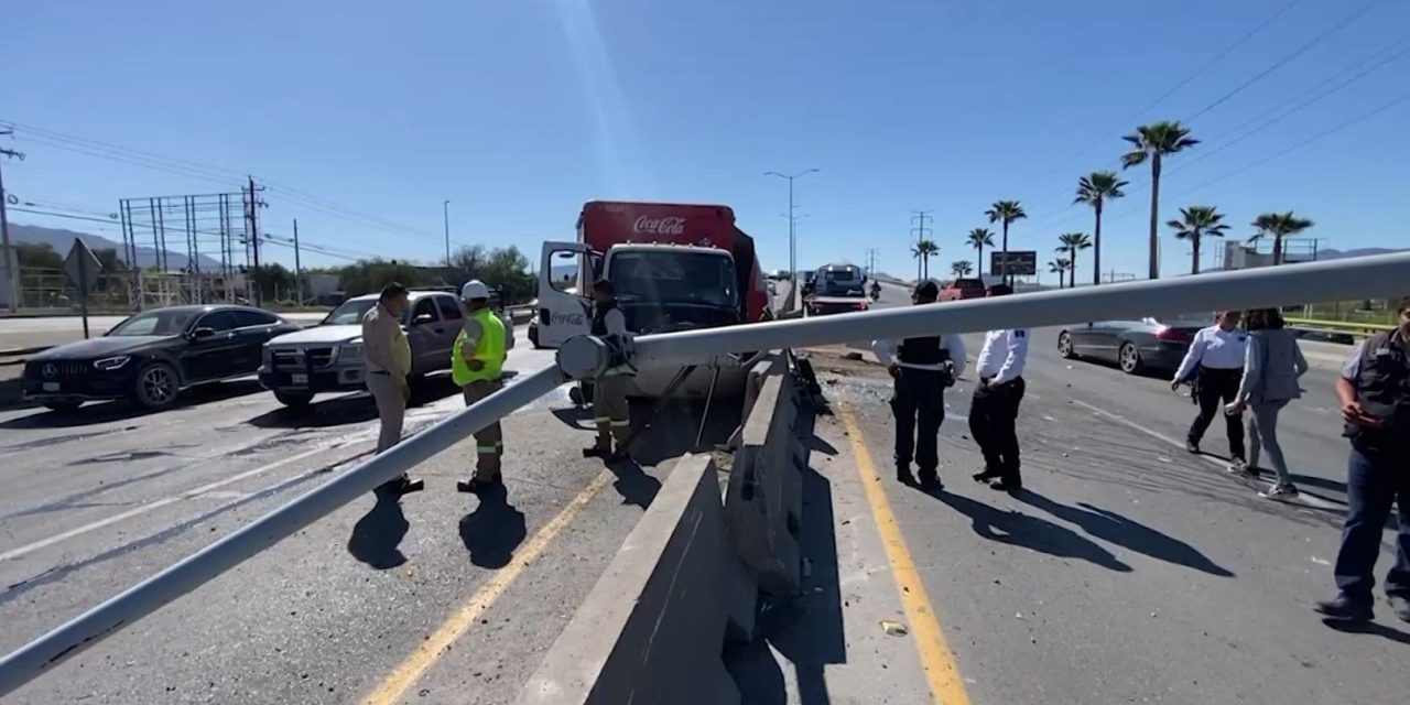 Camión de refresquera se accidenta sobre el bulevar Fundadores