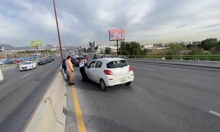 Caos vial en Nazario Ortiz Garza debido a un par de accidentes