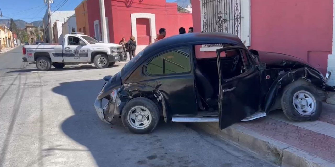 Conductor  causa choque en el Centro de Saltillo por no hacer alto