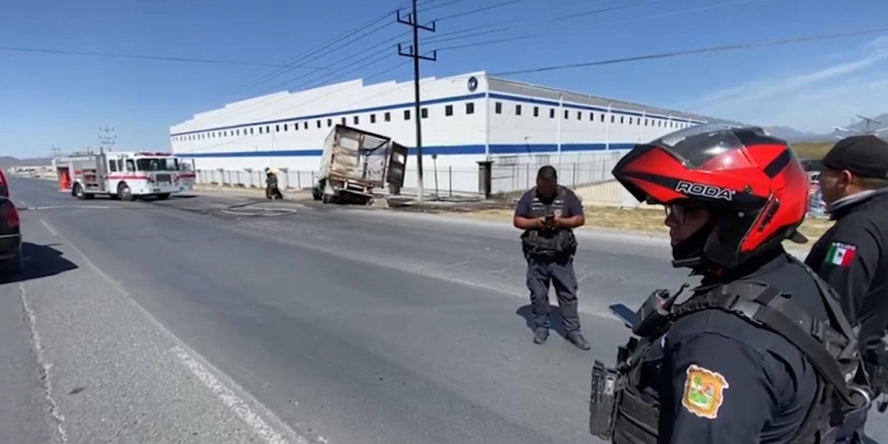 Choca y se incendia camión de carga en el Libramiento OFT