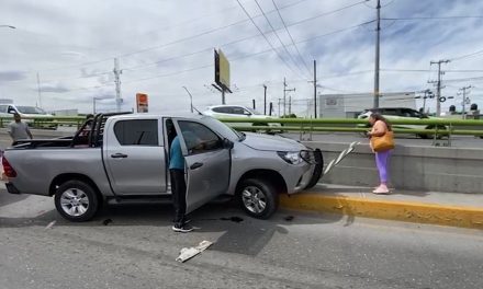 Choca transporte de perosnal debido a cebo derramado sobre el pavimento en Saltillo