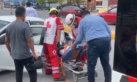 Conductor ignora luz roja y provoca un accidente automovilístico en Saltillo