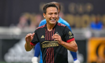 ‘Cubo’ Torres vende y entrega comida luego de no poder jugar futbol por doping